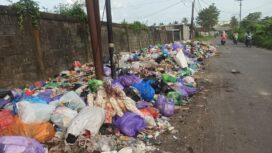 Ket foto : Kondisi tumpukan sampah di TPS Basirih meluber ke jalan.