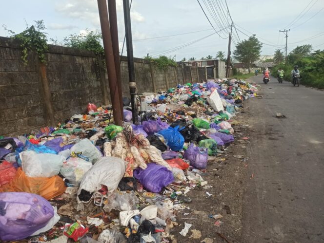 
 Ket foto : Kondisi tumpukan sampah di TPS Basirih meluber ke jalan.