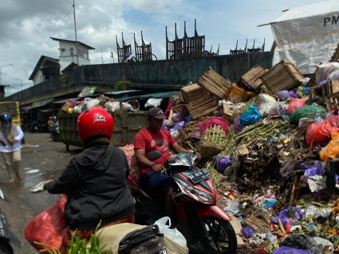
 Selain Timbulkan Bau, Tumpukan Sampah di Pasar Sentra Antasari Hambat Arus Lalu Lintas