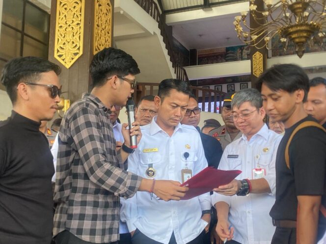 
 Bawa Kantong Sampah ke Balai Kota Banjarmasin, Massa Aliansi Peduli Lingkungan Tuntut Penanganan Sampah Segera