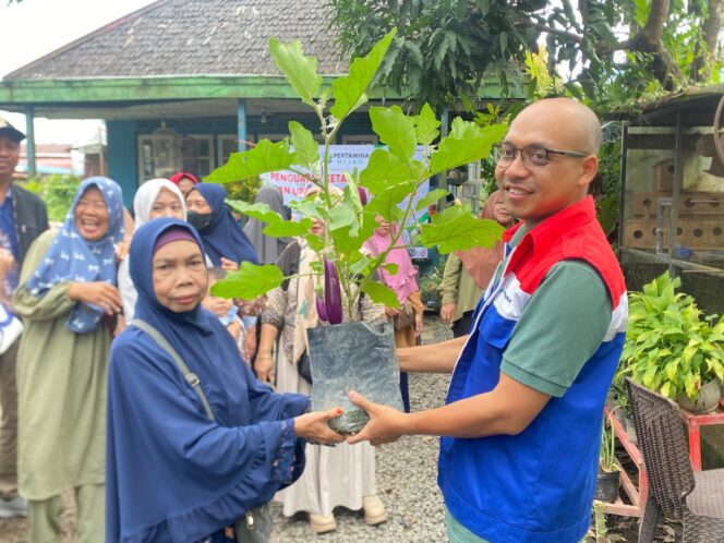 
 Ibu-Ibu Kader Posyandu di Kuin Cerucuk Dapat Bantuan Tanaman Terong