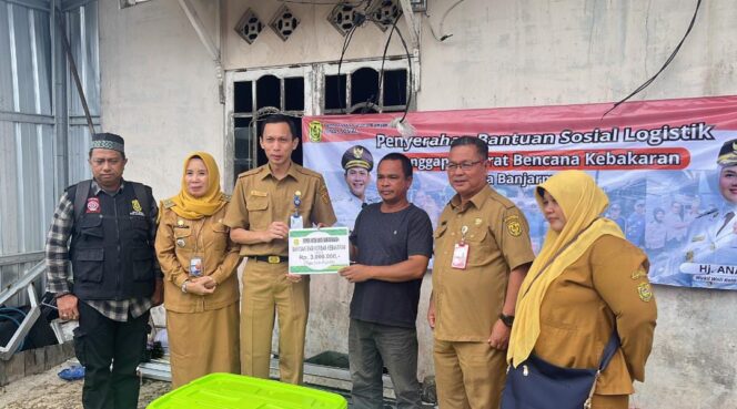 
 Salurkan Bantuan Musibah Kebakaran Semanda, Ananda Soroti Pemicu Kebakaran dan Pinta Warga Mitigasi