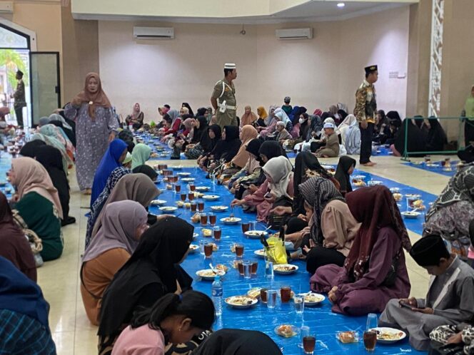 
 Bubur Legend Mesjid Raya Sabilal Muhtadin Saat Ramadhan, Dimasak Turun Temurun