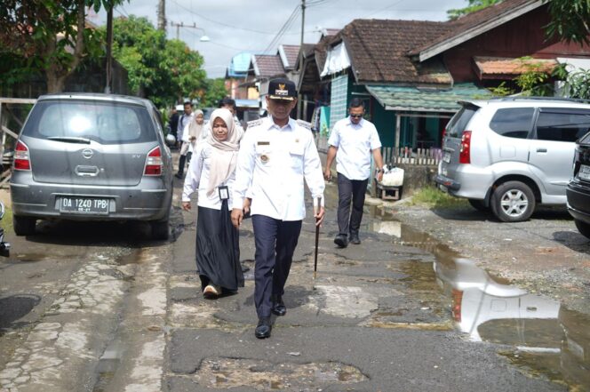 
 Wali Kota Banjarmasin Tinjau Langsung Jalan Rusak di Gang Karya Mufakat Pemurus Luar