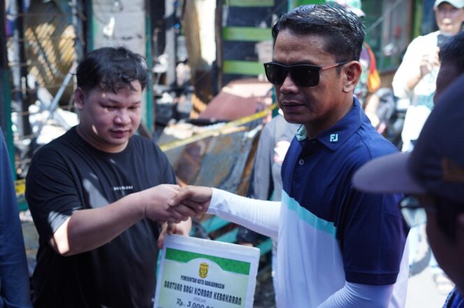 
 Walikota Yamin Serahkan Bantuan Kebakaran di Komplek Karya Mandiri