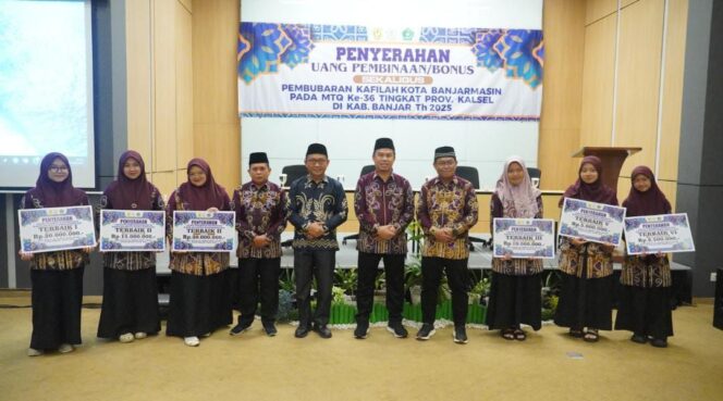 
 Sekdako Serahkan Bonus Apresiasi kepada Kafilah MTQ ke-36 Banjarmasin Tingkat Provinsi