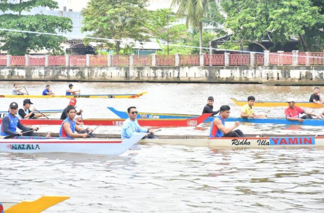 
 Wali Kota Yamin Turut Kayuh di Tengah Perlombaan Jukung Balap Baanam