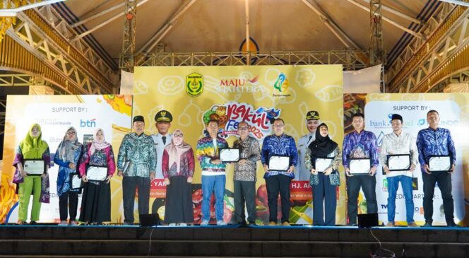 
 Kementerian Hukum Kalsel Serahkan SK Posbakum Kepada Wali Kota Yamin