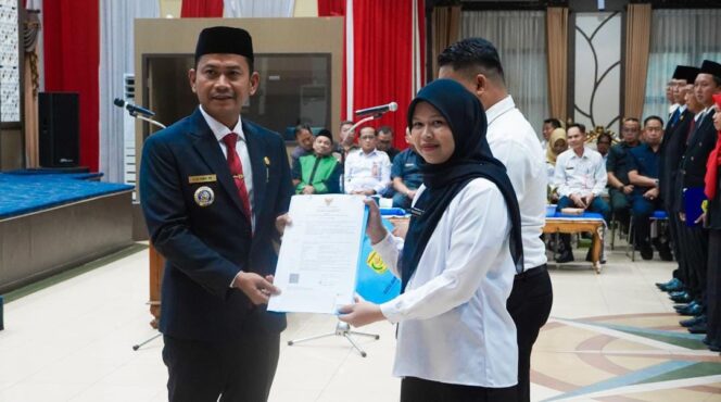 
 Wali Kota Yamin Lantik Puluhan Pejabat Fungsional dan Serahkan SK Pengangkatan PPPK Tahap II