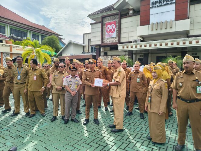 
 Optimalkan Pendapatan Daerah, Wali Kota Banjarmasin Serahkan 107 Ribu SPPT PBB-P2 Tahun 2026