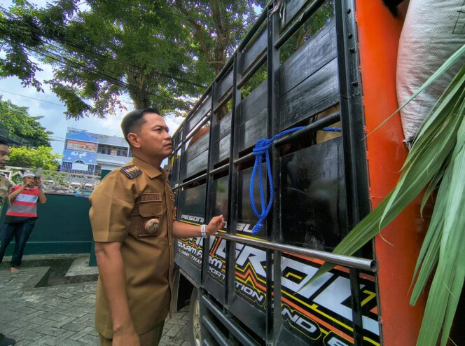 
 Sambut Idul Adha 1447 H, Wali Kota Banjarmasin Serahkan Sapi Kurban Presiden Prabowo Subianto Seberat 973 Kg ​