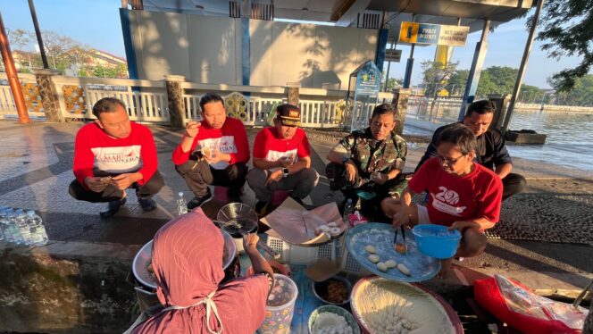 
 Wali Kota Yamin Pimpin Gotong Royong Bersihkan Siring, Sempat Berbaur Senam Hingga Nikmati Kuliner Khas Banjarmasin