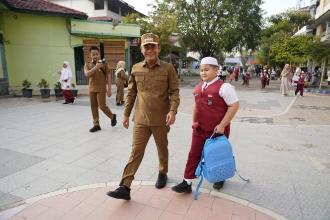 
 Hari Pertama Sekolah, Wali Kota Banjarmasin H. M. Yamin Antar Putra ke SDIT Ukhuwah dan Panjatkan Doa untuk Masa Depannya