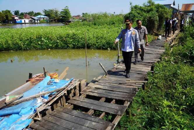 
 Turun ke Lapangan, Wali Kota Pastikan Proyek Titian Sungai Lulut Bermutu