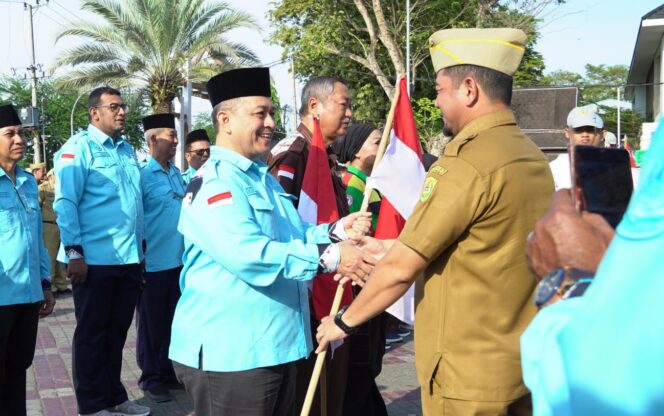 
 Sambut HUT RI ke-81, Pemko Banjarmasin Gelar Apel Pencanangan Pembagian Bendera Merah Putih