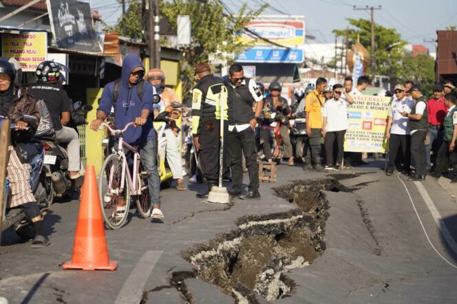 
 ​Wali Kota Tinjau Jalan Ambles di Veteran KM 5,5, Dorong Penanganan Cepat