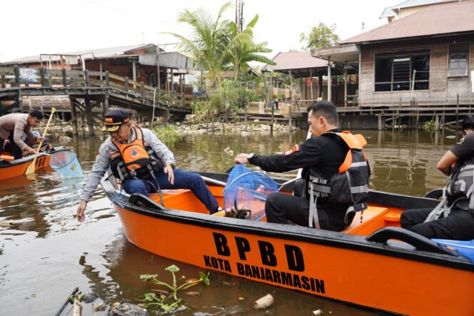 
 Tinjau Sungai Pemurus, Wali Kota Yamin Ajak Warga Jaga Sungai sebagai Sumber Kehidupan